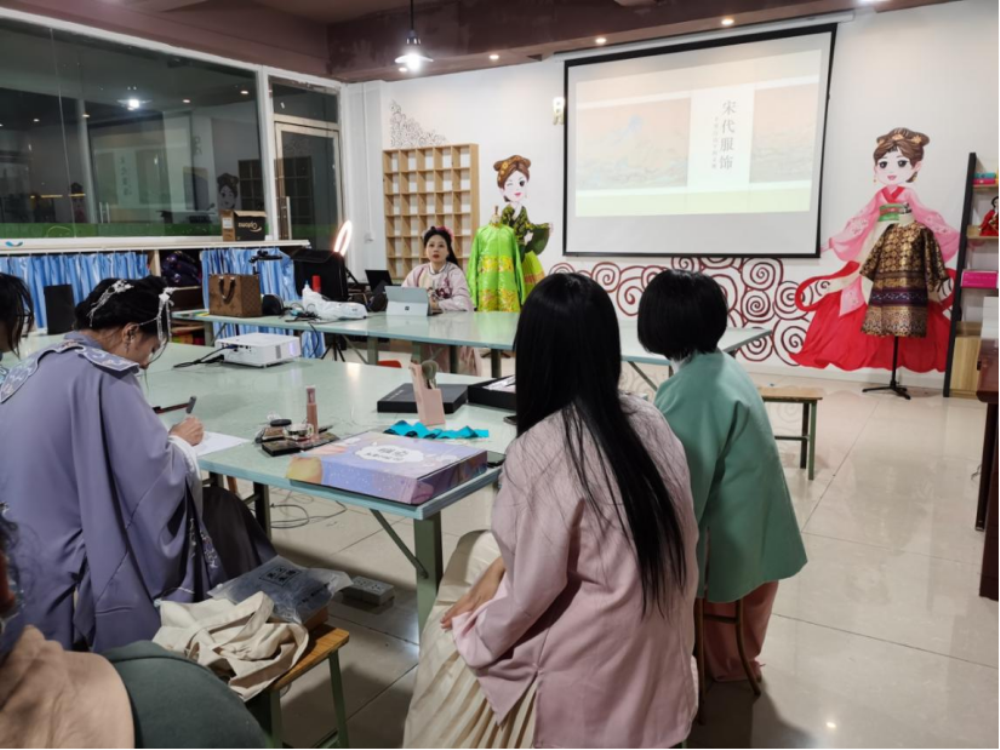 2021年12月30服饰创客研发中心开展宋代服饰鉴赏及妆容演示教学课程172.png